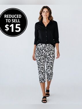 Black White Floral 10 Petite Super Stretch Pull On Casual Capri Pant Counterpart
